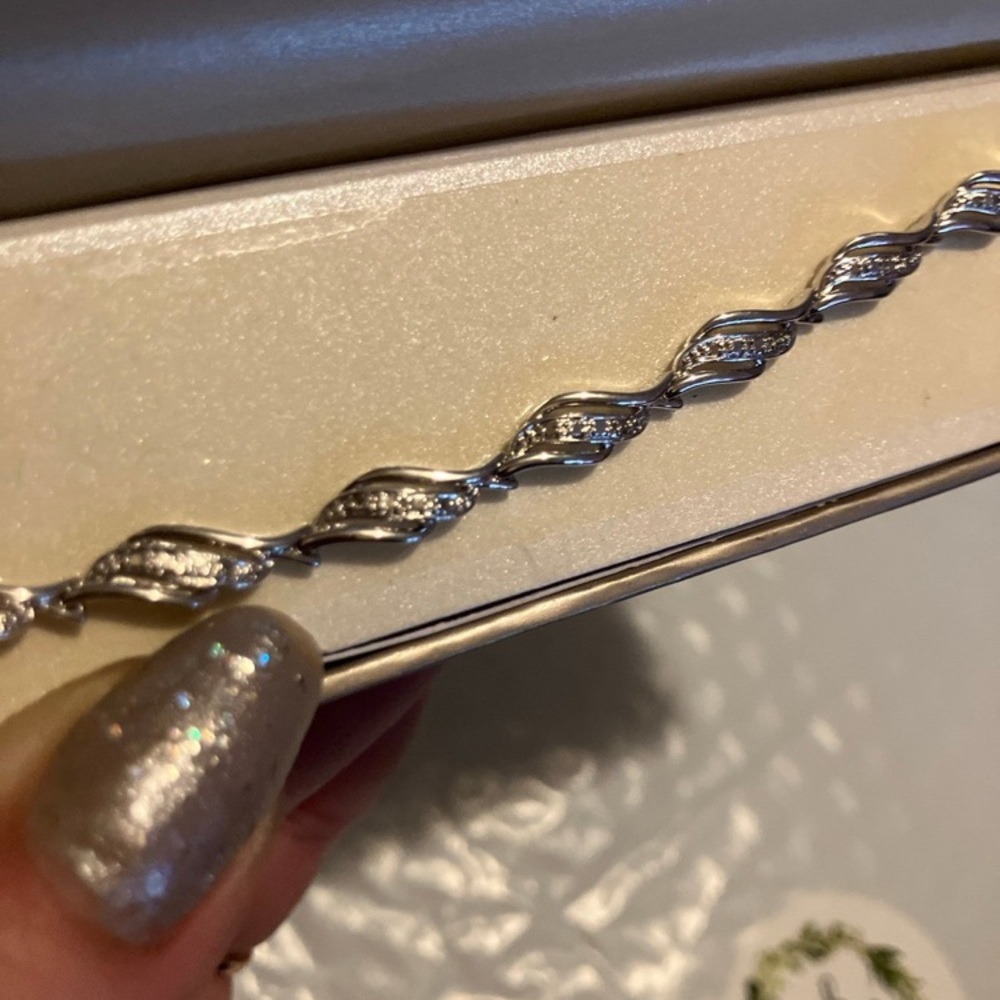 Elegant Silver Bracelet with Diamond Accents